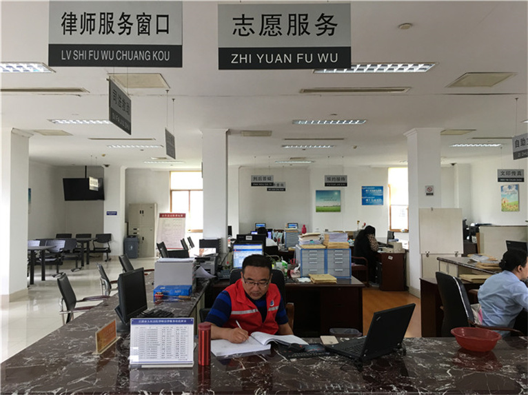 高广所律师为法院律师服务站值班